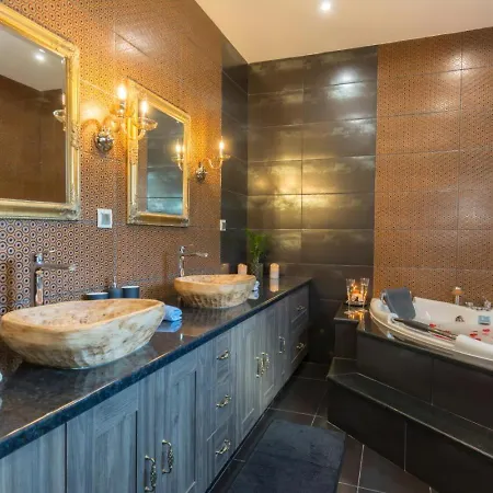 Luxury Private Queen *