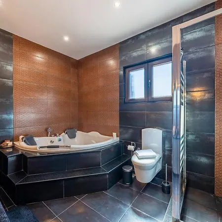 Luxury Private Queen Villa *